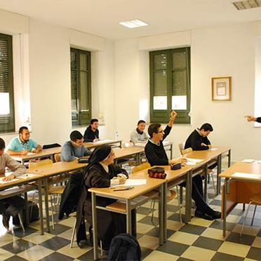 Instituto de Teología Lumen Gentium personas en salón de clases