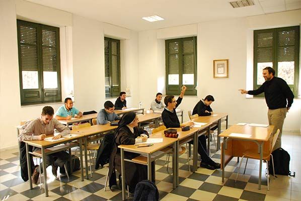 Instituto de Teología Lumen Gentium personas en salón de clases