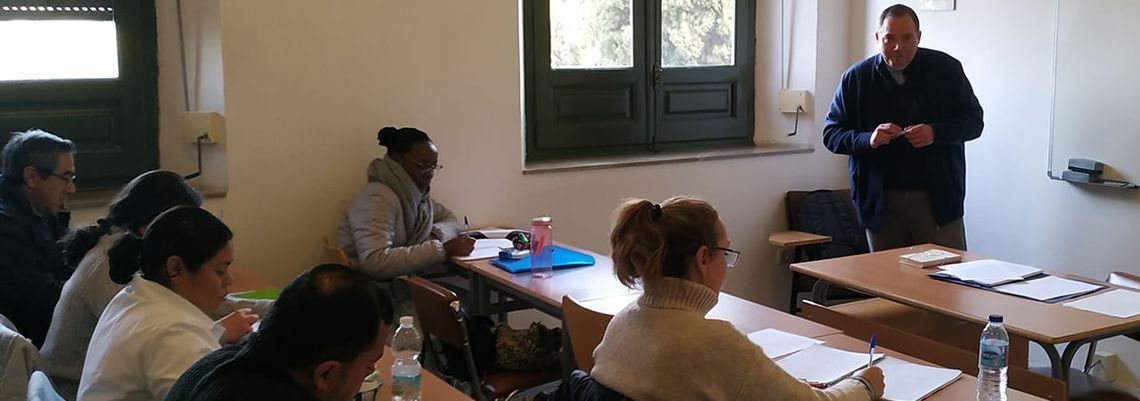 Instituto de Teología Lumen Gentium personas en clases