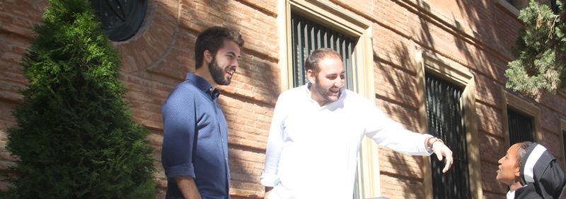 Instituto de Teología Lumen Gentium dos hombres hablando con una religiosa