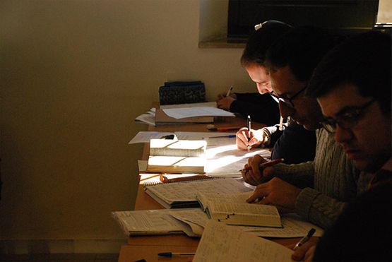 Instituto de Teología Lumen Gentium alumnos estudiando