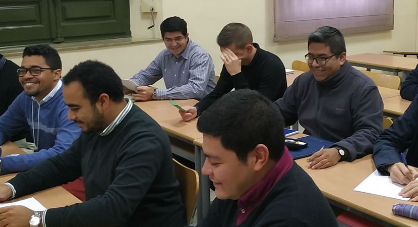 Instituto de Teología Lumen Gentium personas hablando